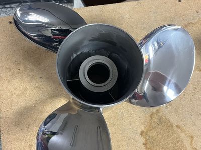 Mercury Marine Vengeance 19p RH 3-Blade Stainless Steel Boat Propeller