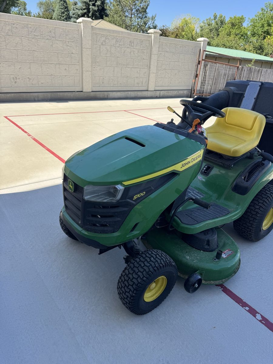 John Deer S100 Riding Lawn Mower