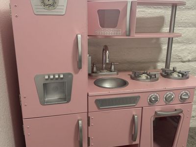 Pink kidkraft children’s kitchen