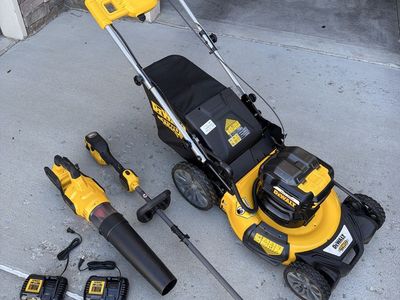 Like New Dewalt Lawnmower String Trimmer Blower