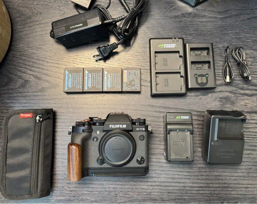 FUJI XT-3 Mirrorless Camera + Extras