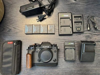 FUJI XT-3 Mirrorless Camera + Extras
