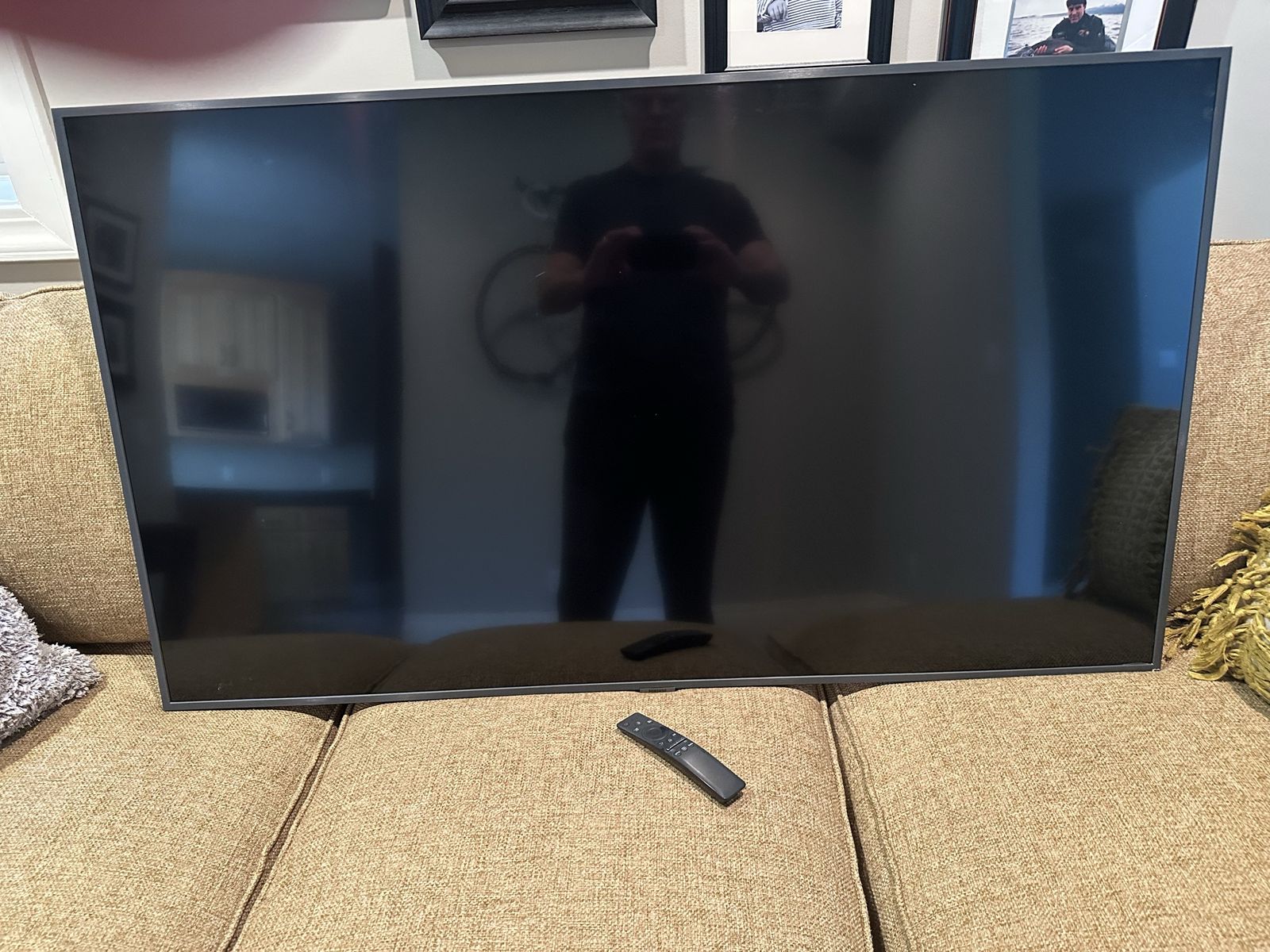 Samsung UN55RU8000F 55-inch 4K UHD Smart TV with Remote - Excellent Condition