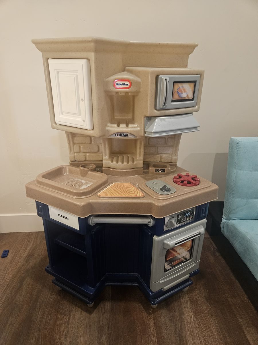 Kids little tikes kitchen