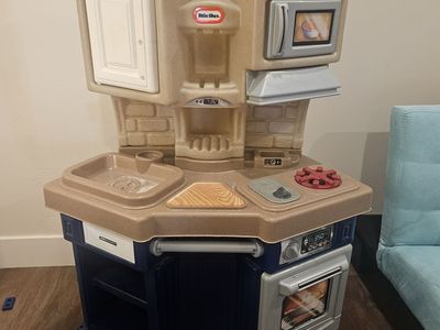 Kids little tikes kitchen