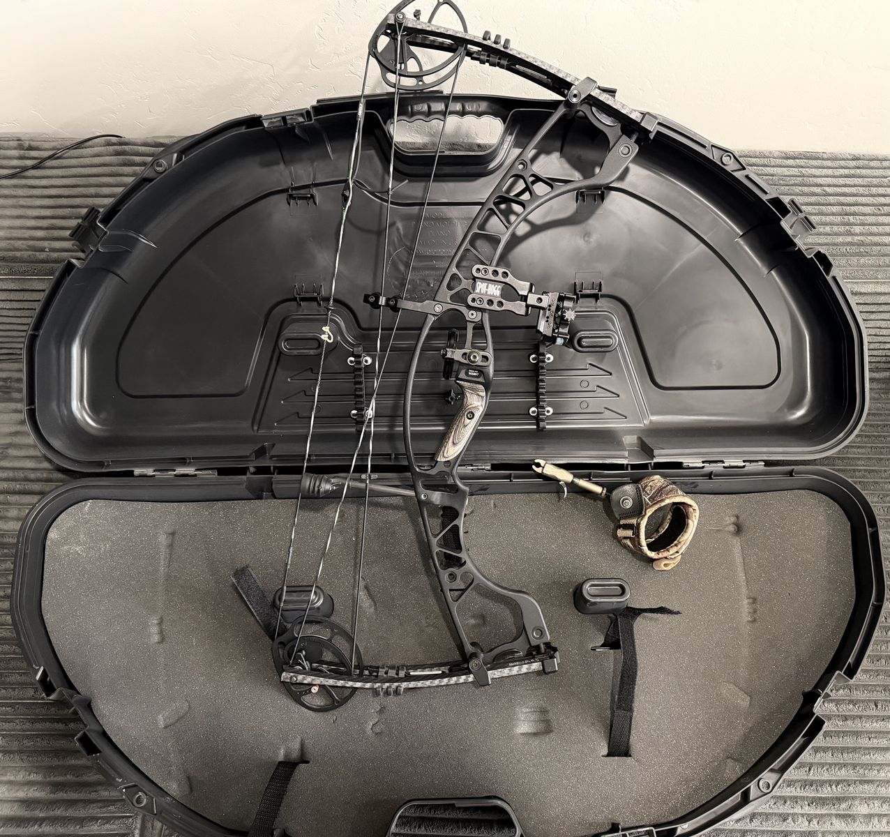 Hoyt Spyder 30” Hunting Bow – Ready to Hunt (Spot Hogg + Plano Hard Case)