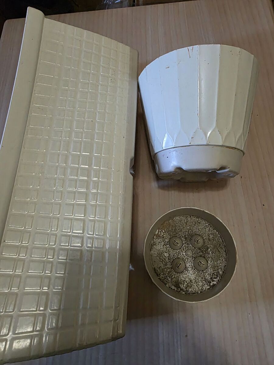 2 plastic planter pots