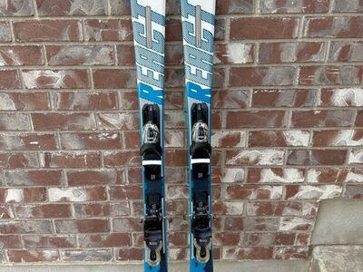 146 Rossignol React 2 Carbon R2 Skis + Bindings