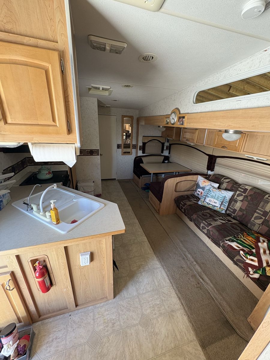 2006 Jazz 32’ bunkhouse 
