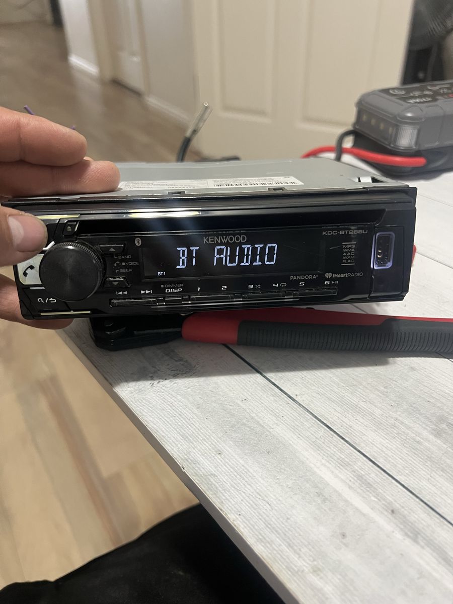Kenwood Stereo BLUETOOTH  voice outputs  FM USB aux