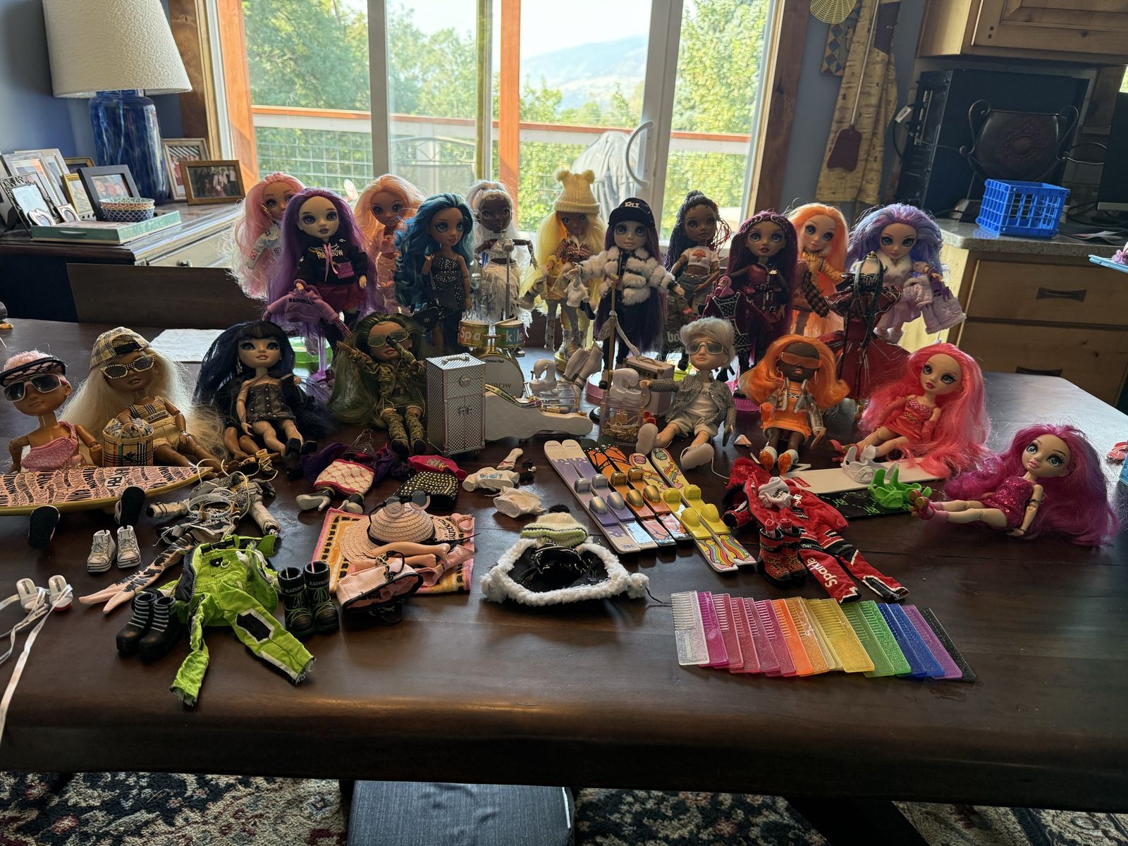 18 Rainbow High dolls with accessories