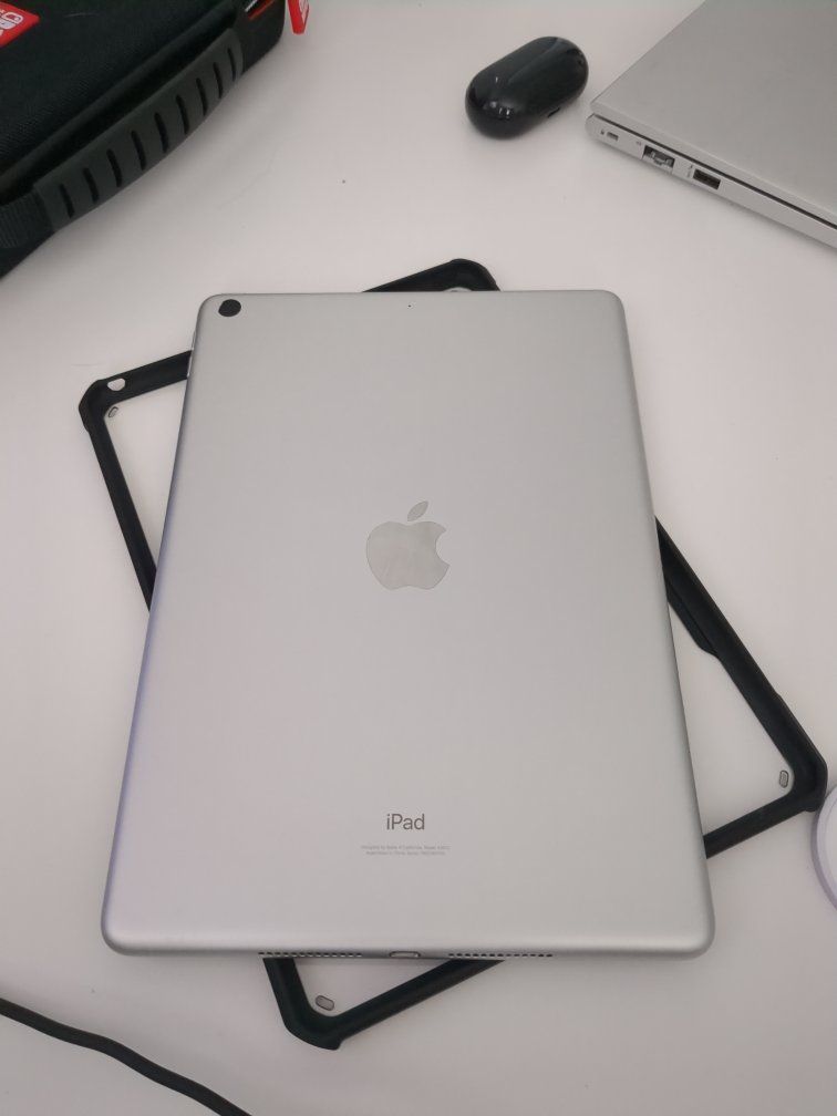 Apple iPad (9th Gen) A2602 64GB Silver Wi-Fi Only, iPadOS 26.5 with Case