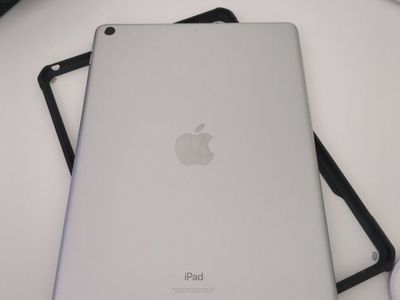 Apple iPad (9th Gen) A2602 64GB Silver Wi-Fi Only, iPadOS 26.5 with Case