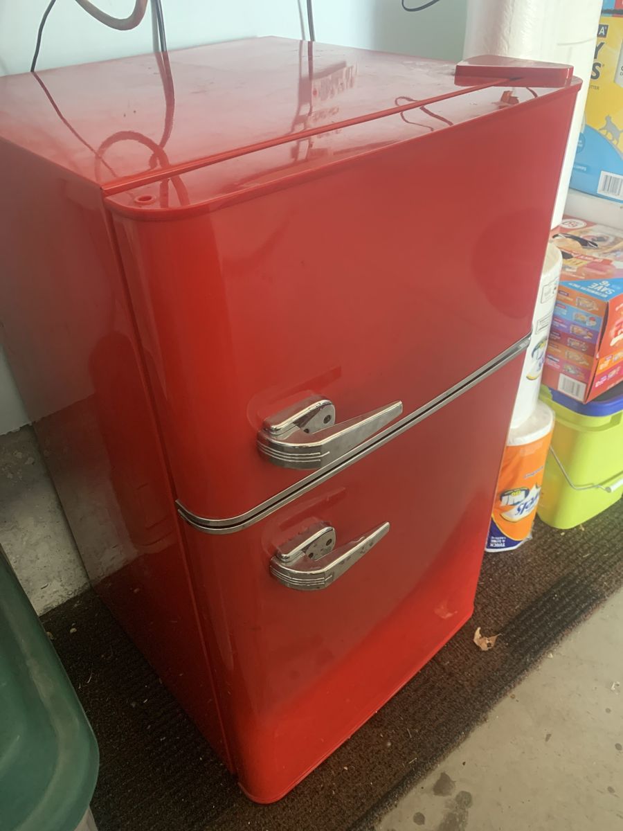 33/19/20 Insignia mini fridge good clean condition