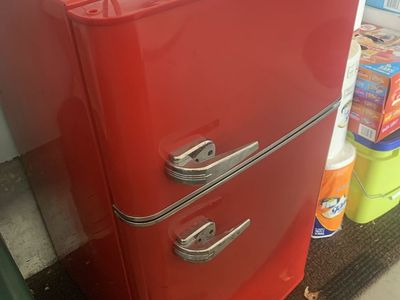 33/19/20 Insignia mini fridge good clean condition