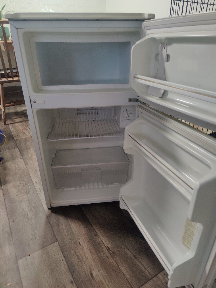 Kenmore mini fridge - White - Top Freezer, Free Standing. works perfectly