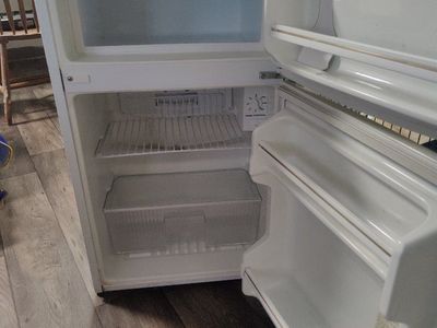 Kenmore mini fridge - White - Top Freezer, Free Standing. works perfectly