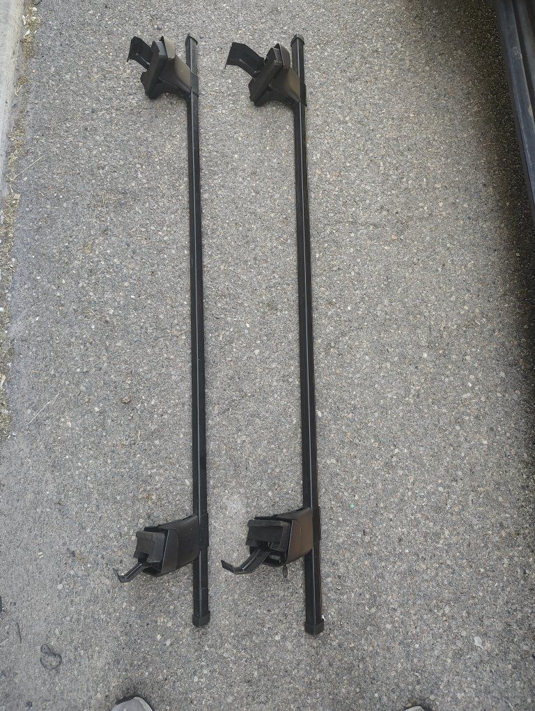 THULE ROOF RACK WITH TRAVERSE FOOT TOWERS