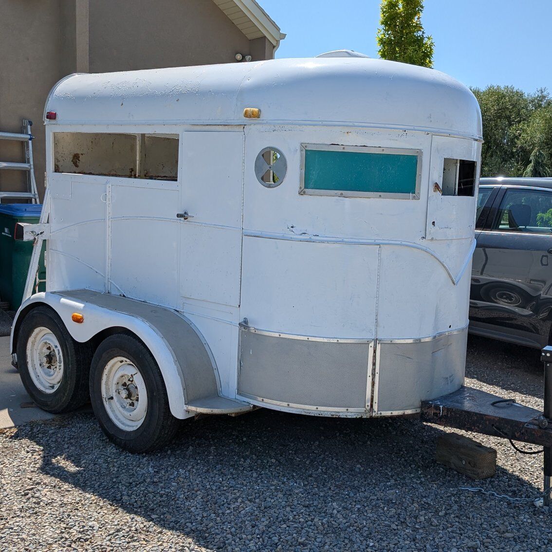 Horse trailer for rent