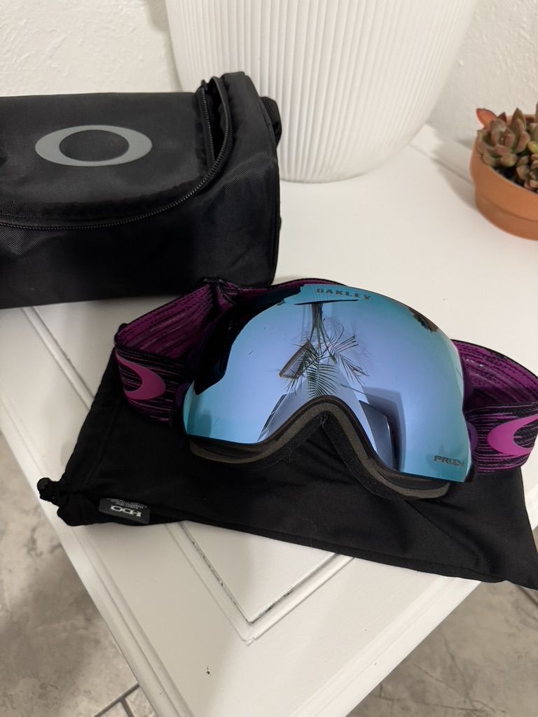 Oakley Flight Deck M Snow Goggles — Purple Haze / Prizm Snow Sapphire Iridium