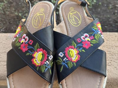 Karyn’s Collection Women leather Mexican huaraches. Size 10