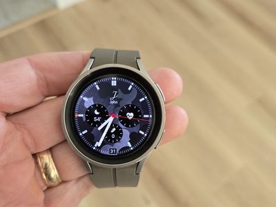 Samsung Galaxy Watch 5 Smartwatch Titanium Gray with Active Band