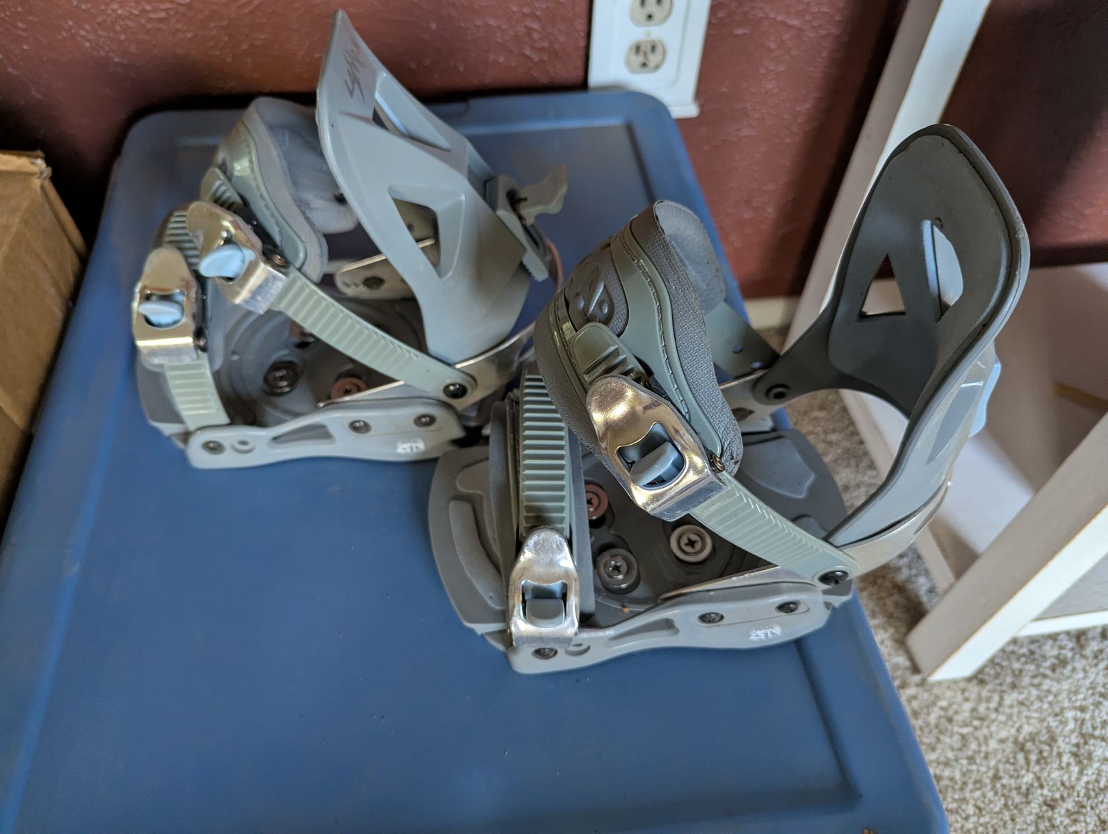Small snowboard bindings