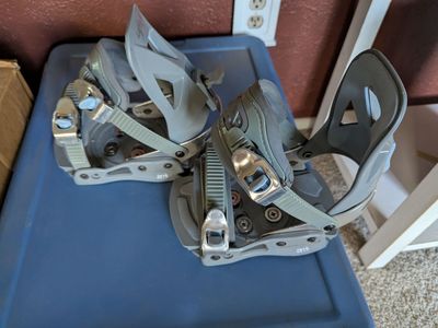 Small snowboard bindings