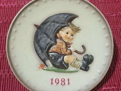 VINTAGE HUMMEL PLATE UMBRELLA BOY