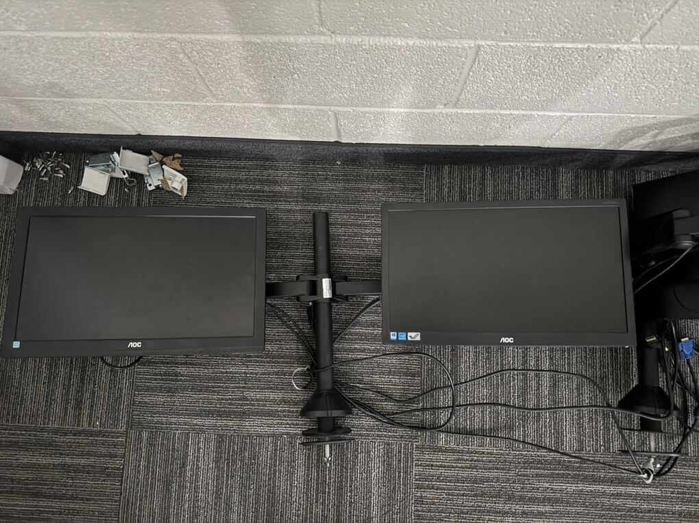 Computet Minitors WIth Stand