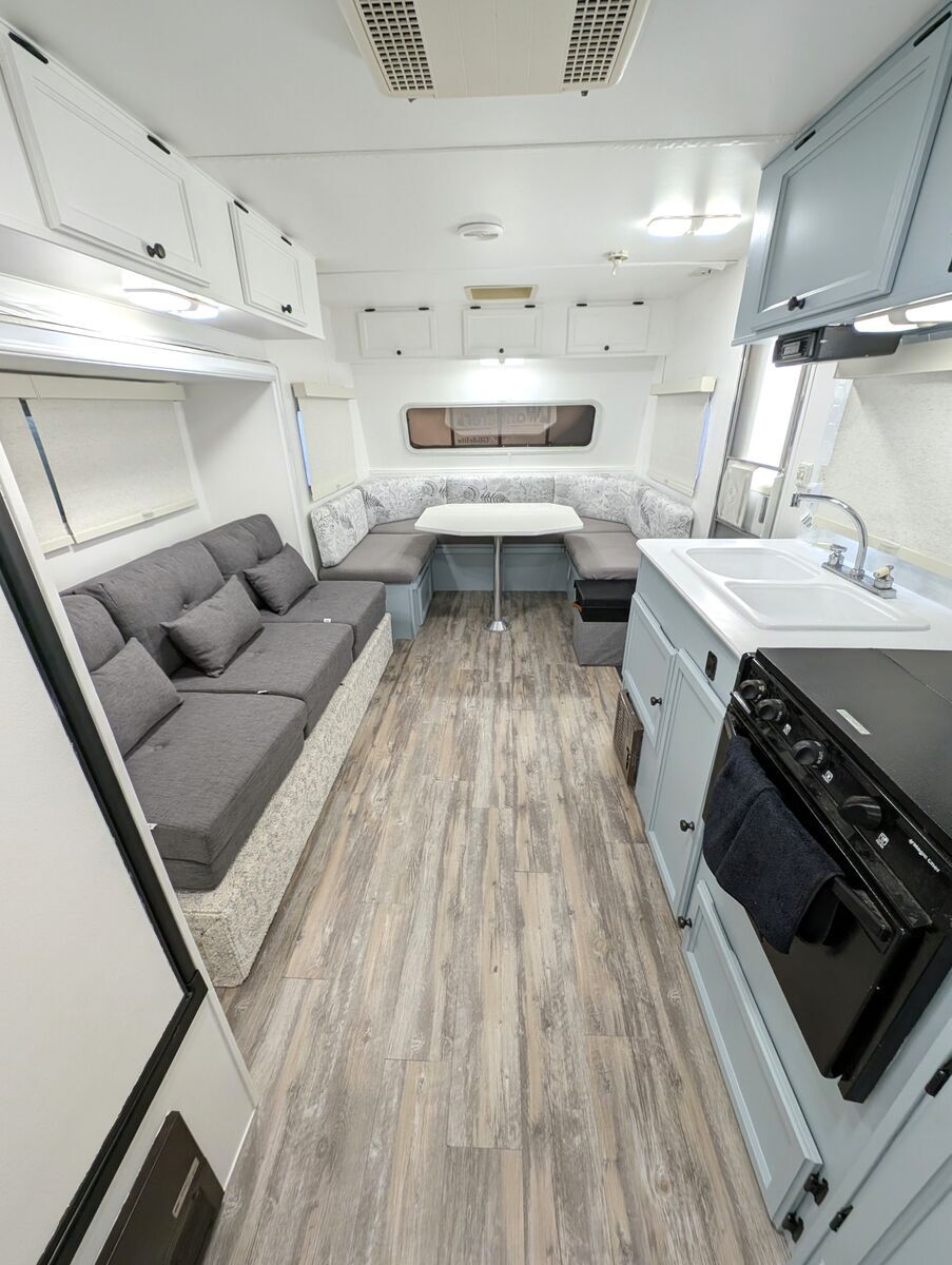 Renovated 25' Bunk Trailer – Lightweight, Sleeps 6