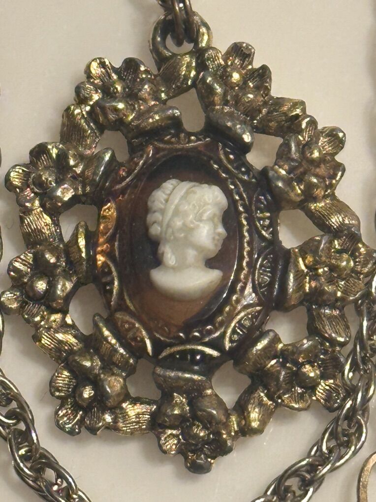 Vintage Cameo brooch-Gold toned-amber Hlass