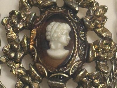 Vintage Cameo brooch-Gold toned-amber Hlass