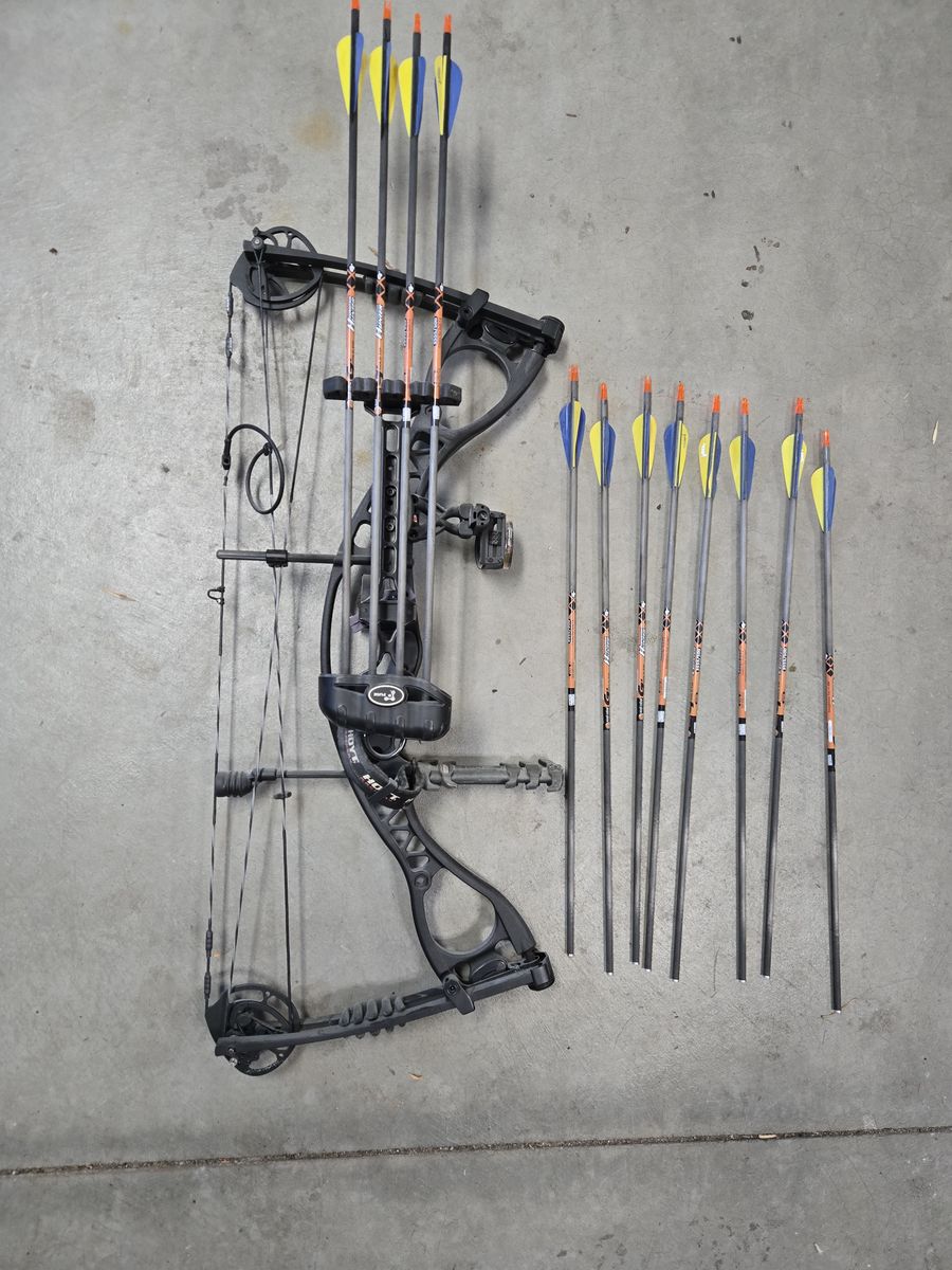 Hoyt Charger Compound Bow with Expedition Hunter Carbon Gold Tip Arrows - 7.4 GPI, .006" Straightness