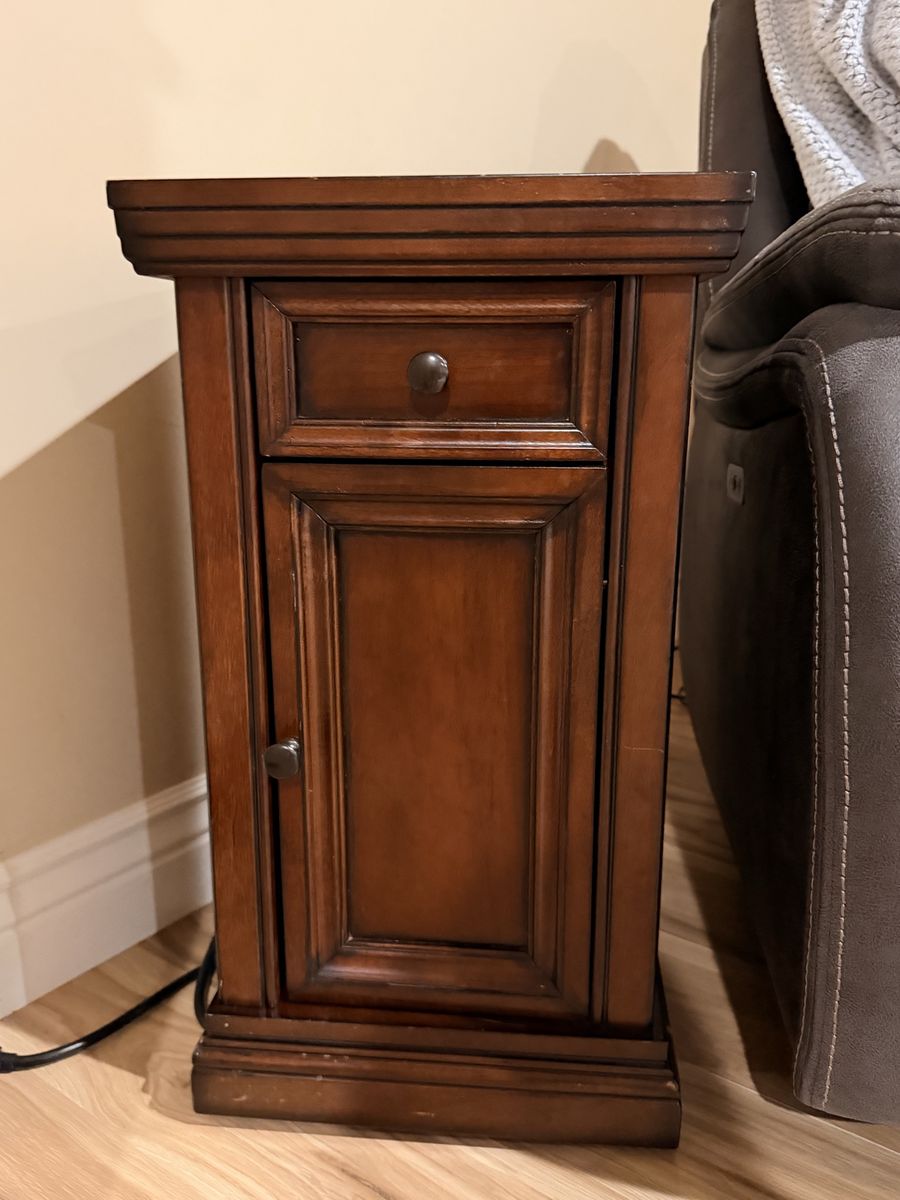 Mahogany wood end table with power - 2 outlet & USB ports