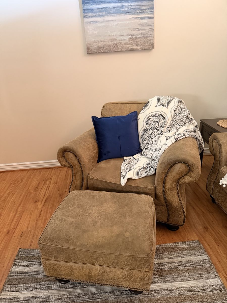 Oversized chair w/ Ottoman