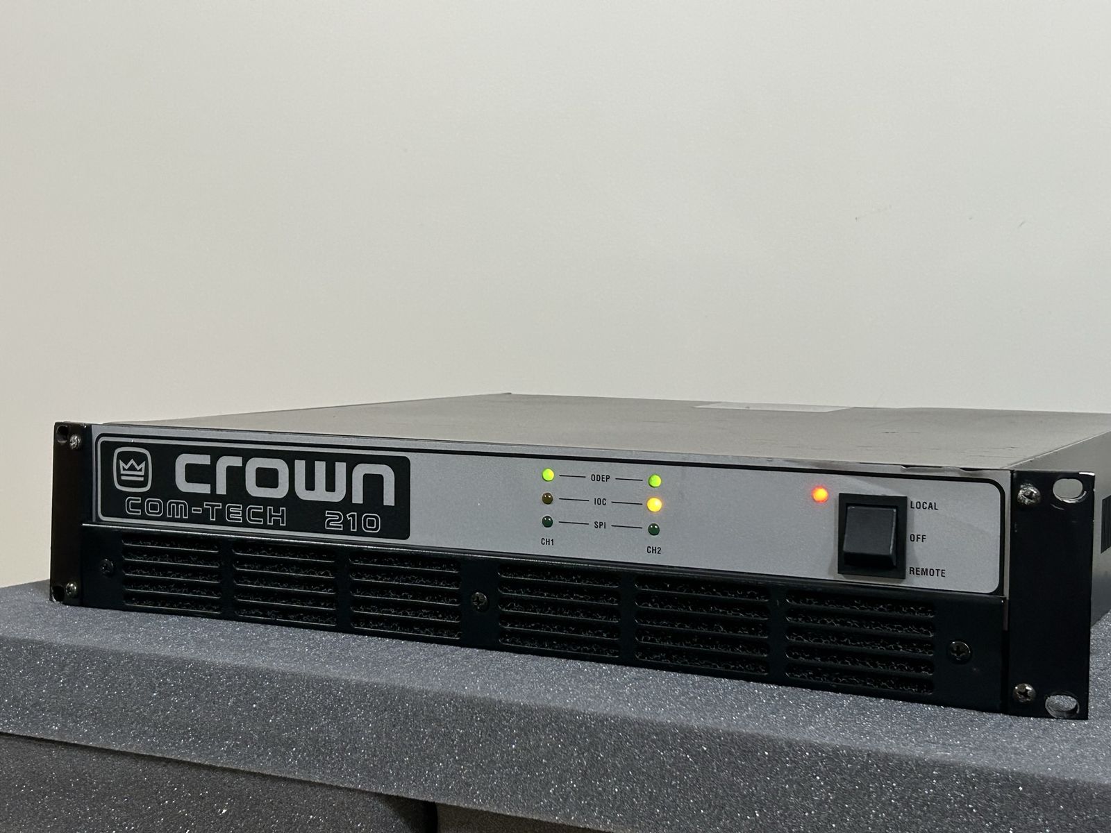 Crown COM-TECH 210 Commercial 2-Channel Power Amplifier
