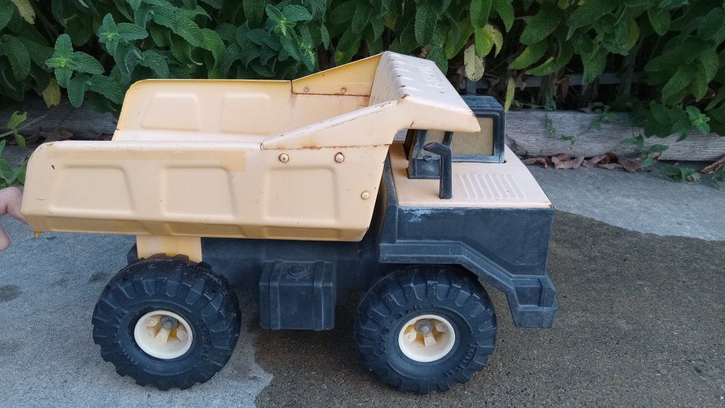 Vintage 1980s/1990s Tonka Yellow Dump Truck - XMB-975 Tires Construction Toy