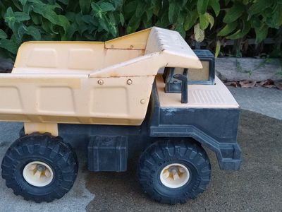 Vintage 1980s/1990s Tonka Yellow Dump Truck - XMB-975 Tires Construction Toy