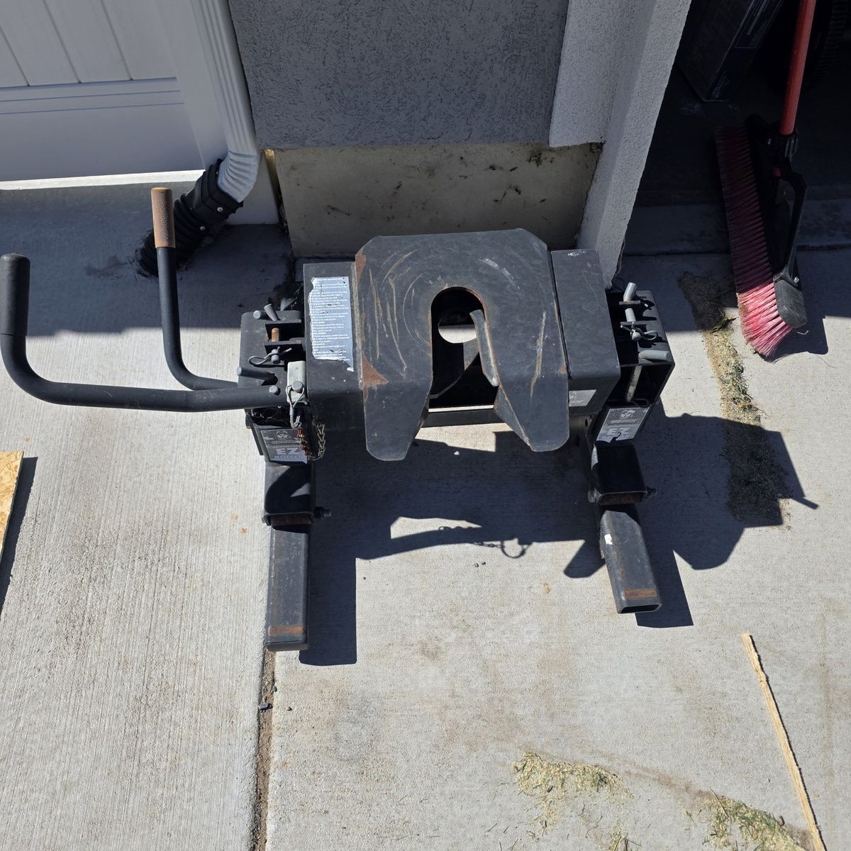 Fifth Wheel Hitch - Heavy-Duty RV/Trailer Towing