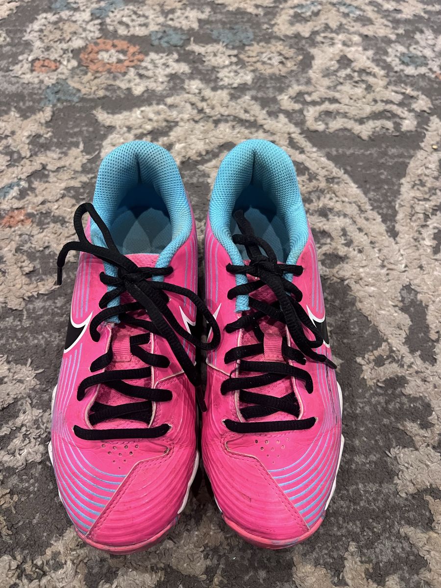 Girls Size 2 youth like new Nike softball cleats