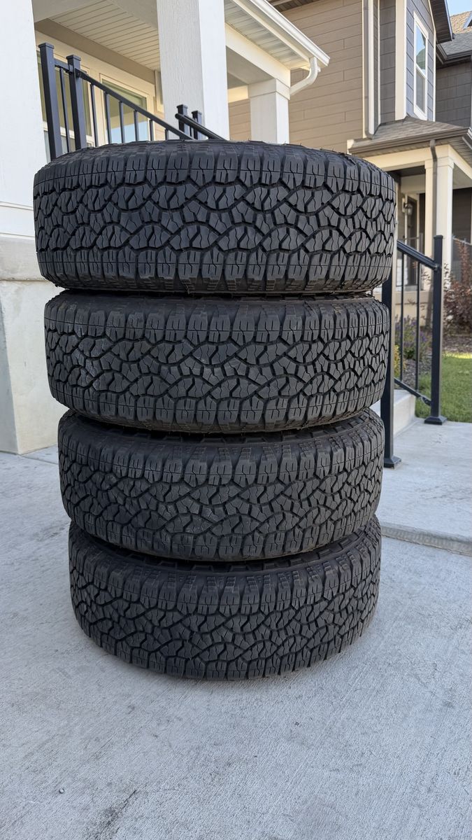275/65R20 Goodyear Wrangler Trailrunner Load E Almost New