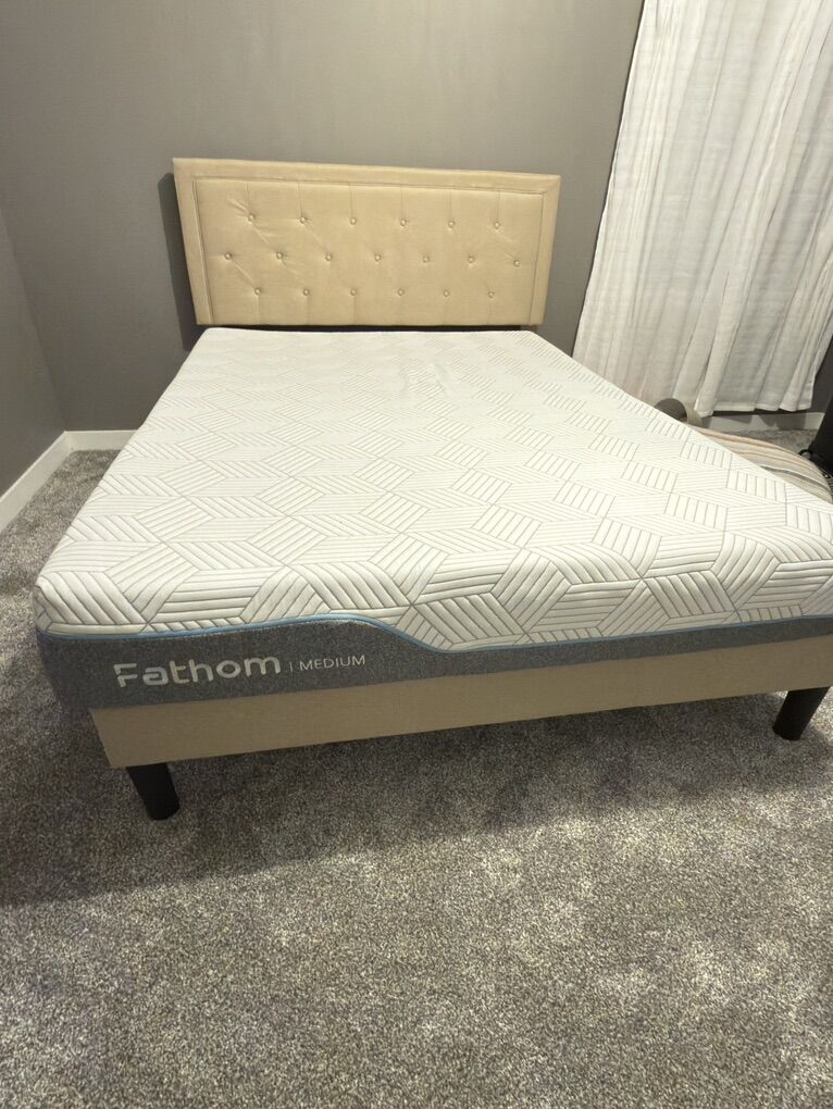 Like New Queen Bed+Mattress+FREE Bedding