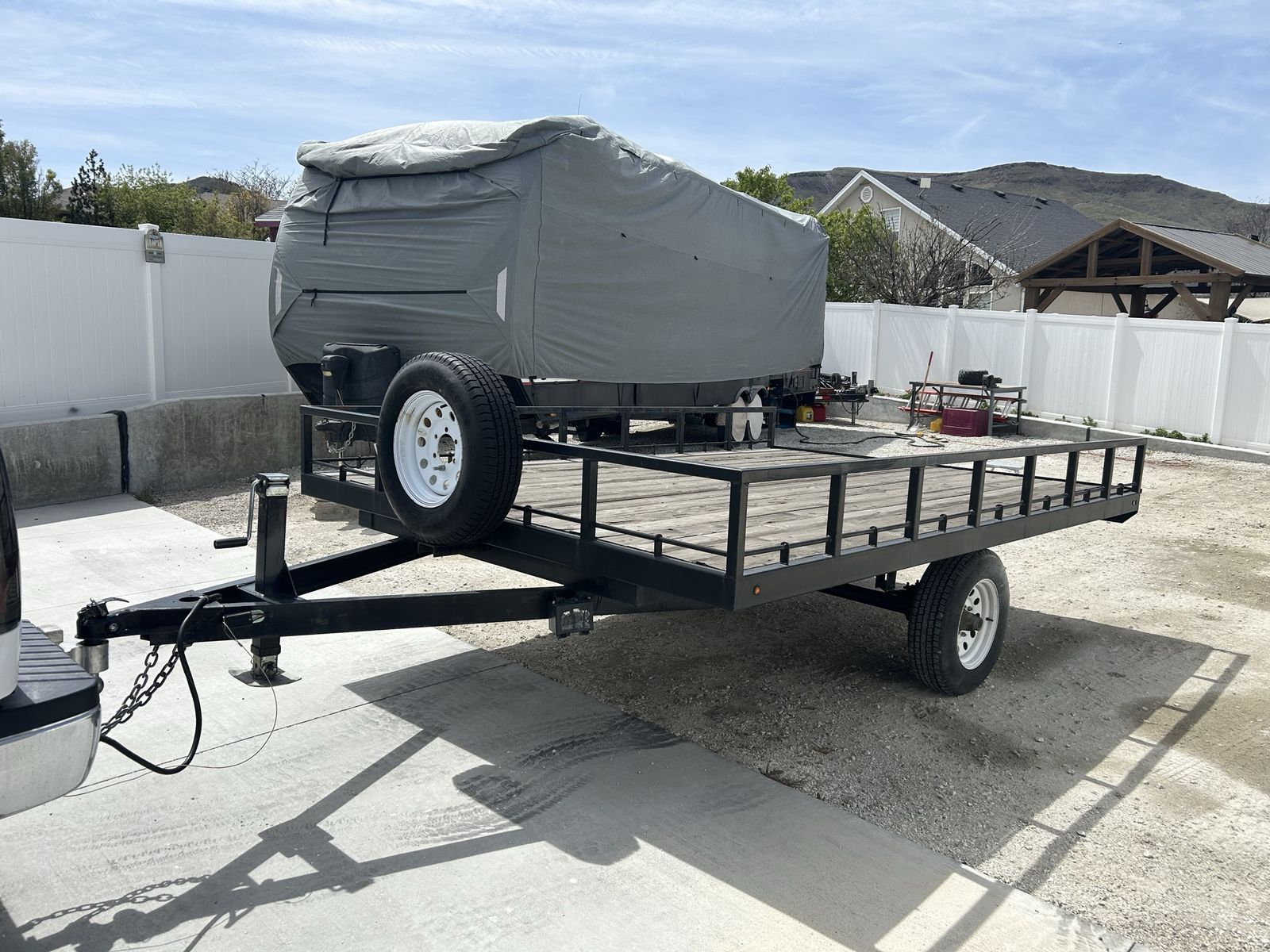 Utility flat bed trailer