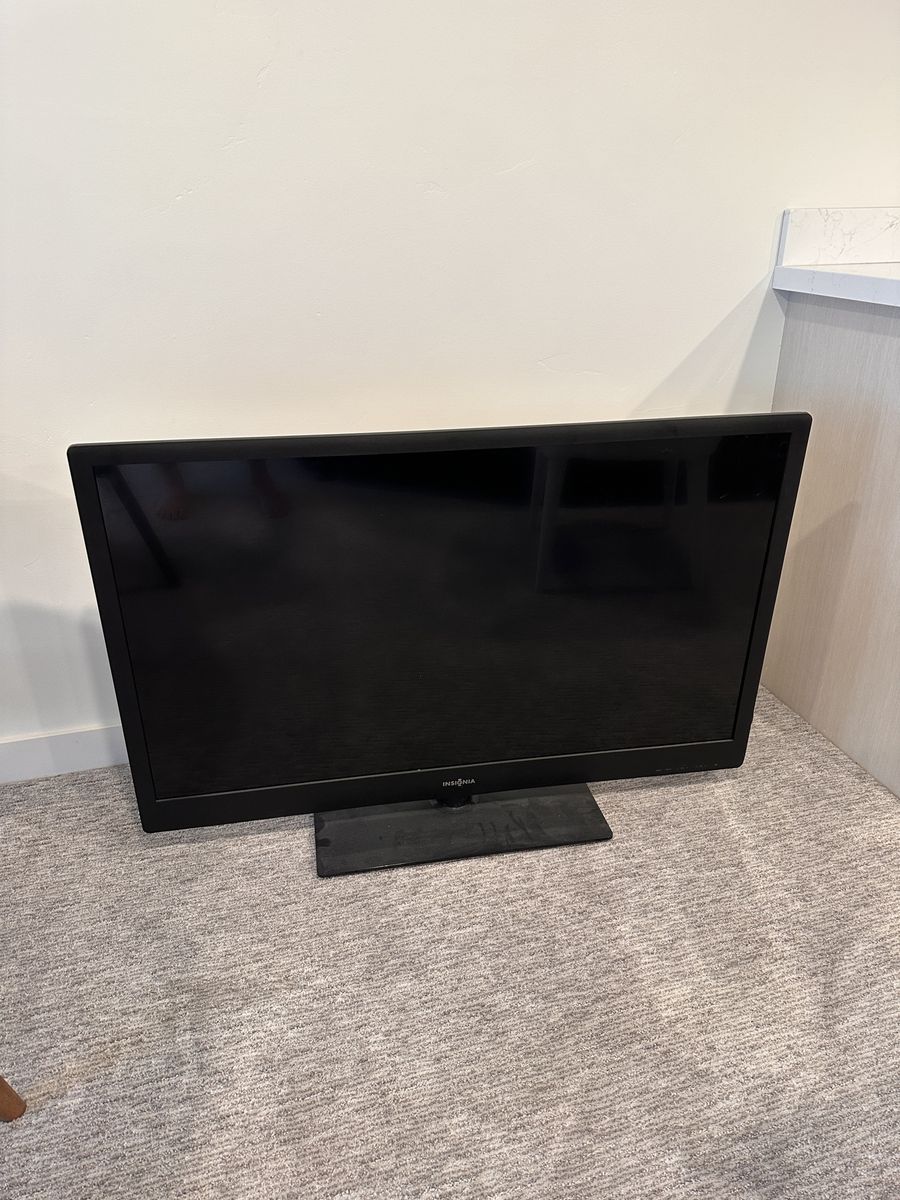 Insignia 50-inch LED TV - HDMI, USB, and RCA Inputs for versatile connectivity