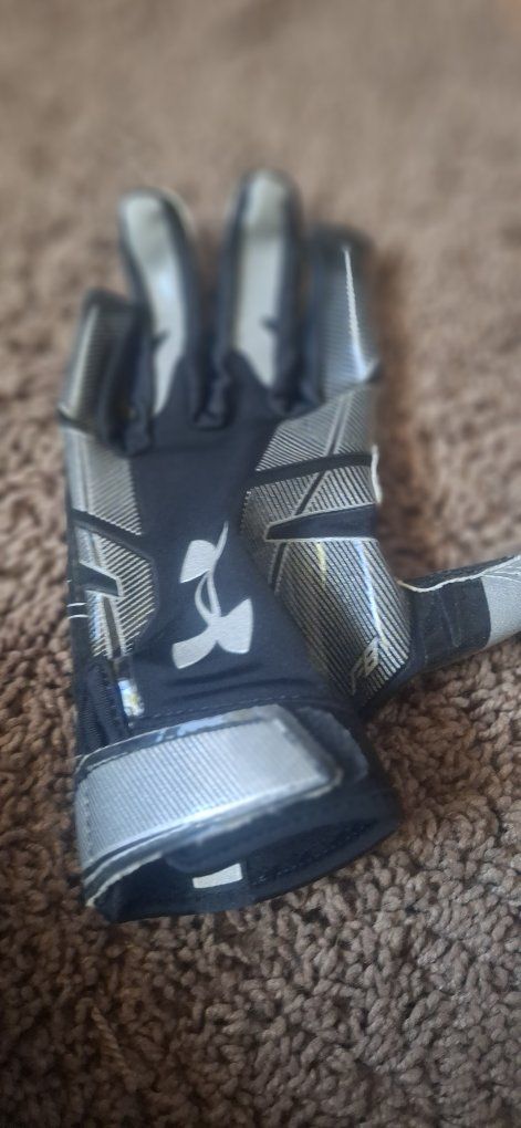 Under Armour Football Gloves Black/Silver Size UA 99% Extra Grip kids