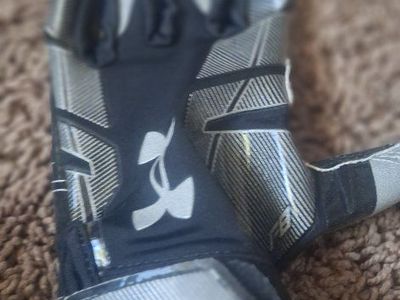 Under Armour Football Gloves Black/Silver Size UA 99% Extra Grip kids