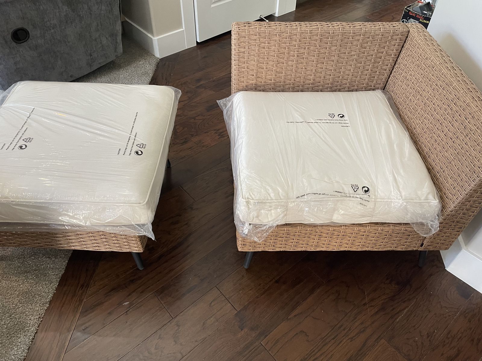 Brand new, Chair and ottoman Rattan Wicker with cushion