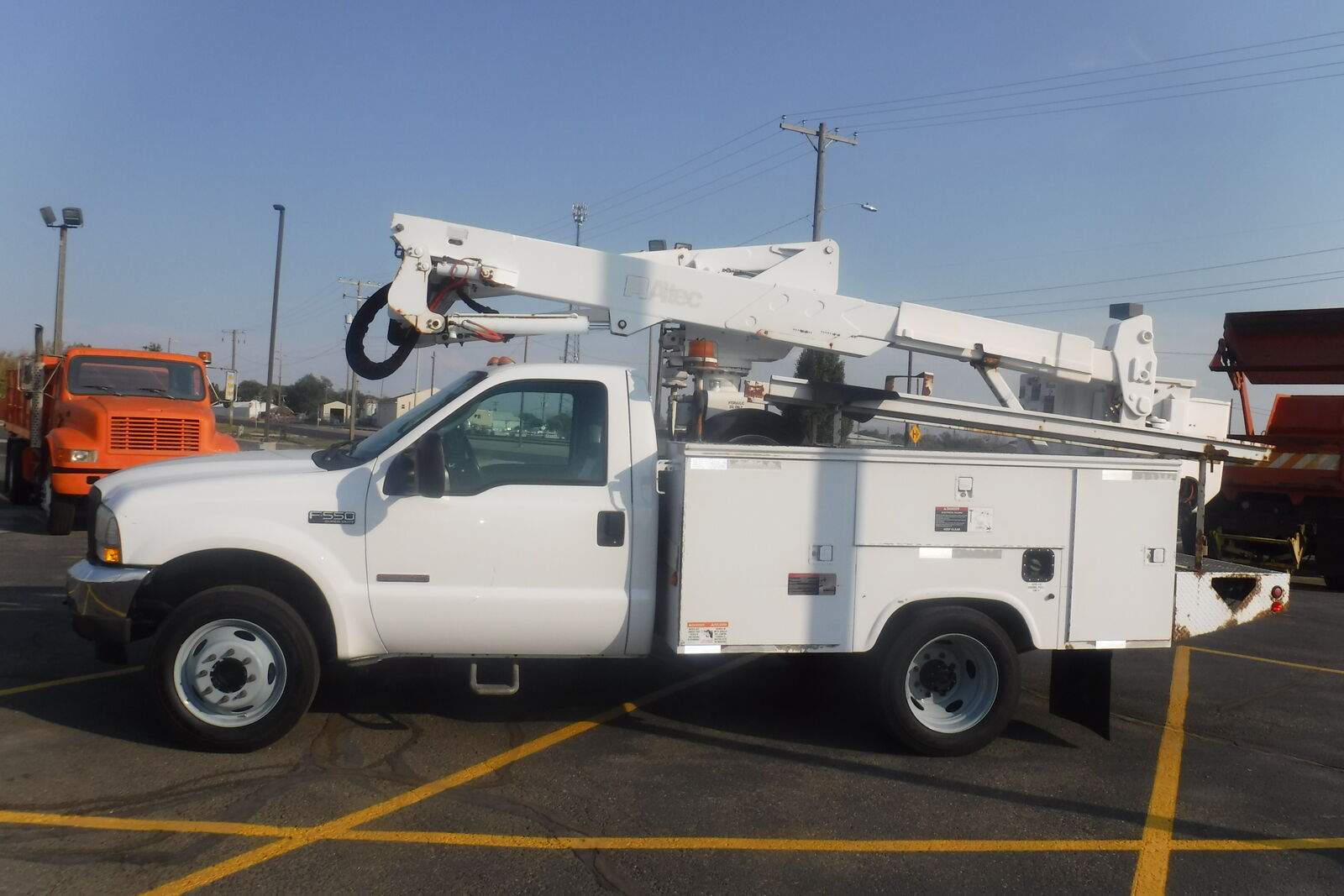 2004 Ford F550 with Altec AT37G manlift