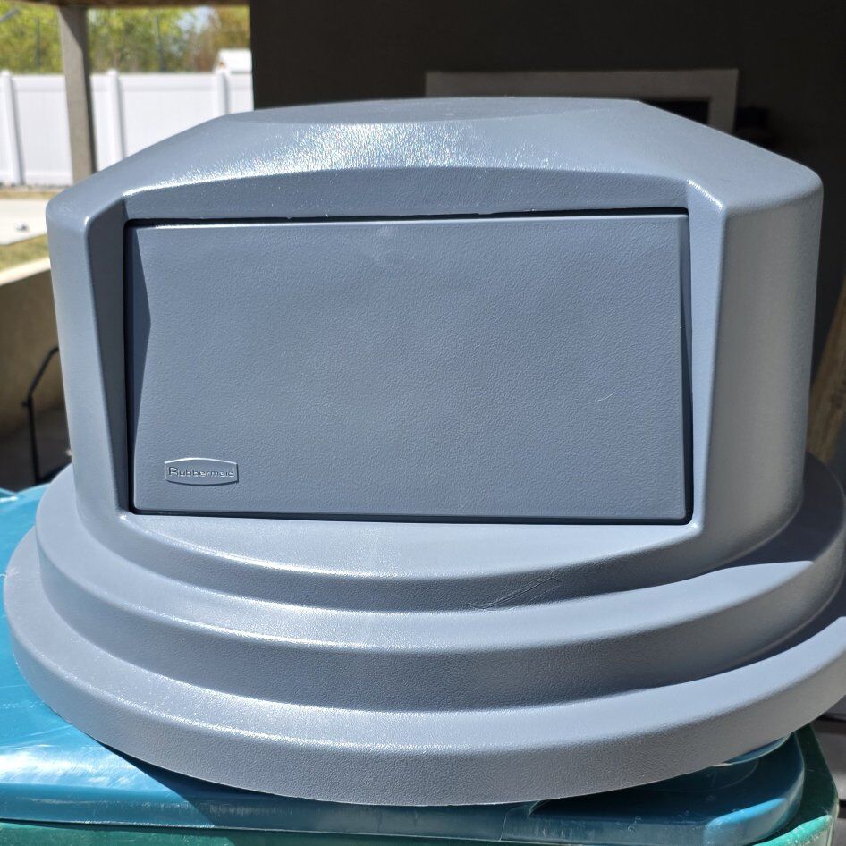 Rubber Maid 44/55 Gallon Garbage Can Lid